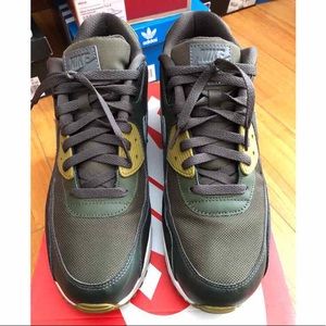 Men’s Nike AirMax olive green sz 12